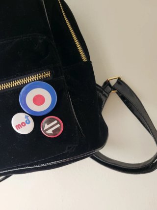 Mochila negra terciopelo con parches