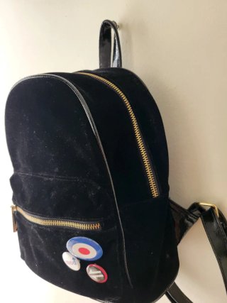 Mochila negra terciopelo con parches
