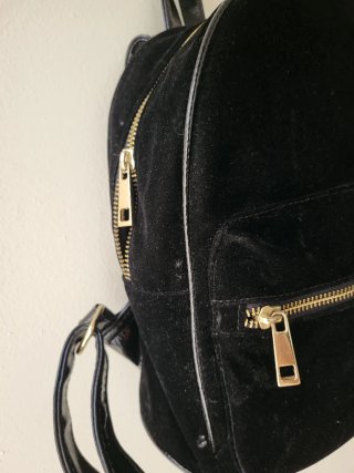 Mochila negra terciopelo con parches