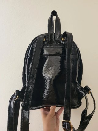 Mochila negra terciopelo con parches