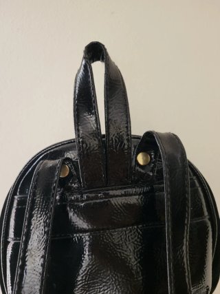 Mochila negra terciopelo con parches
