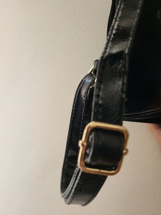 Mochila negra terciopelo con parches