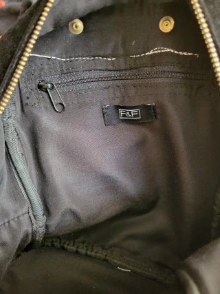 Mochila negra terciopelo con parches