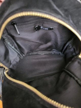 Mochila negra terciopelo con parches