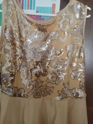 Vestido dorado con lentejuelas