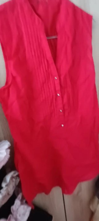 Camisa roja sin mangas con botones