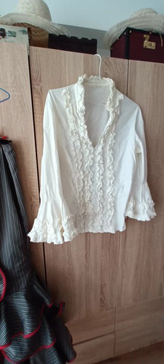 Camisa beige casi blanco con volantes
