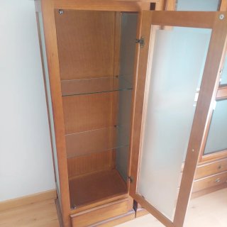 Conjunto de vitrinas en madera y cristal
