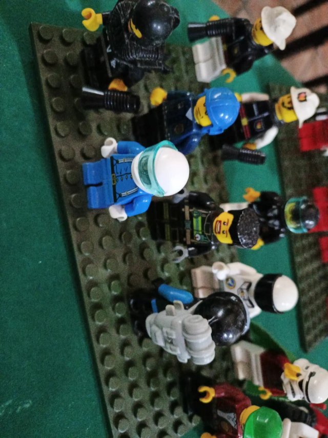 32 Figure Lego + Moto e Navi