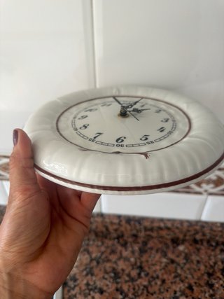 Reloj de pared blanco y marrón