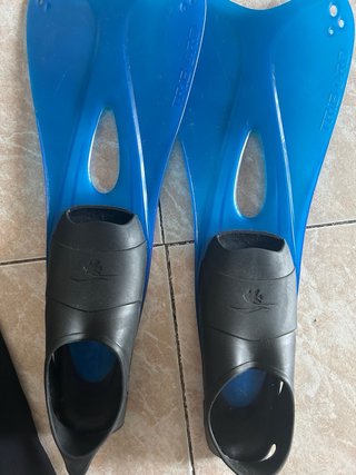 Neopreno y aletas de buceo