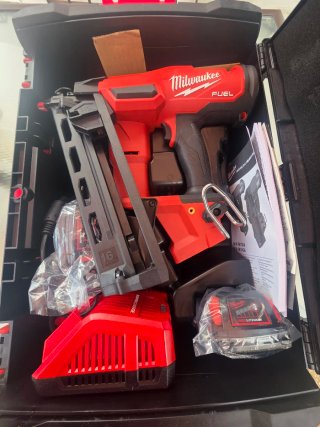 Clavadora M18 FUEL FN16GA Milwaukee