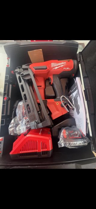 Clavadora M18 FUEL FN16GA Milwaukee