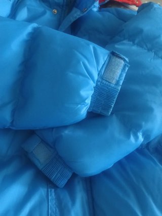 Chubasquero polar azul y blanco
