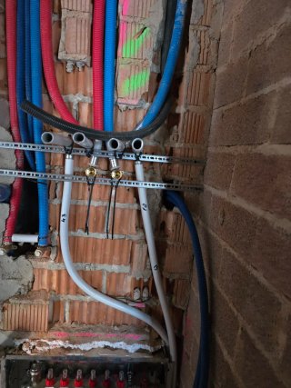 Sistema de fontanería, calefacción, electricidad