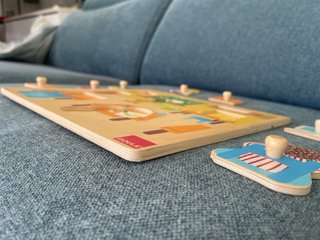 Puzzle infantil de madera Goula “El aula”