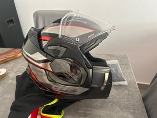 Casco de moto negro y rojo