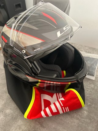 Casco de moto negro y rojo