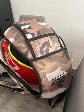 Casco de moto negro y rojo