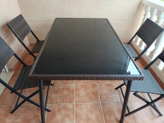 Conjunto mesa y 4 sillas ratán y cristal  2sillone
