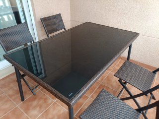 Conjunto mesa y 4 sillas ratán y cristal  2sillone