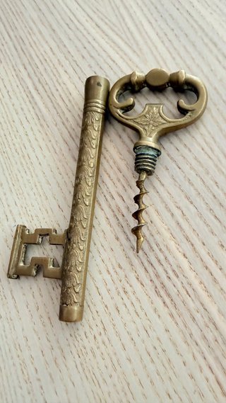 Sacacorchos antiguo oculto con forma de llave