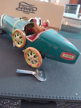 Coche de colección de hojalata
