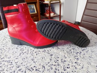 Botines rojos con botones
