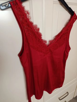 Blusa roja con encaje