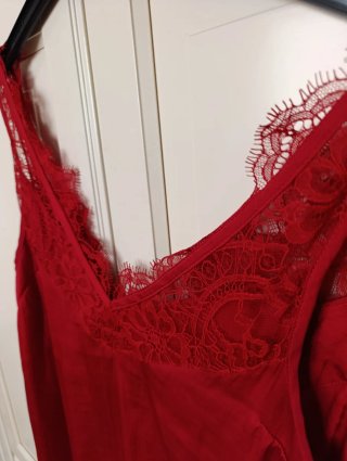 Blusa roja con encaje