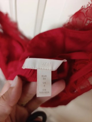 Blusa roja con encaje