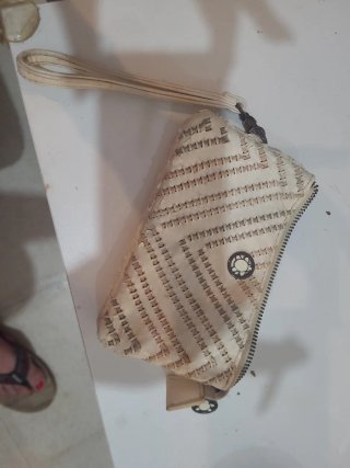 Bolso de mano beige con correa