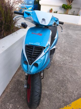 Ciclomotor Scooter Negro y Azul