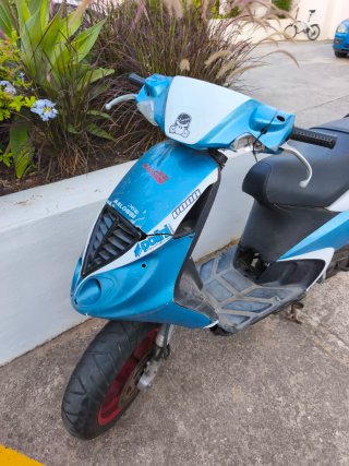 Ciclomotor Scooter Negro y Azul