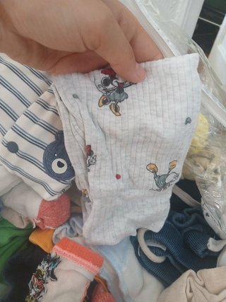 Ropa de bebé variada