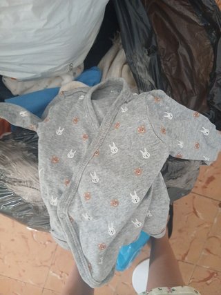 Ropa de bebé variada