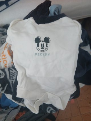 Ropa de bebé variada