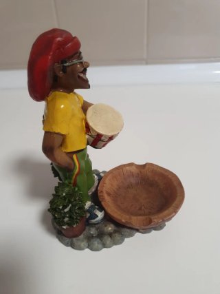Figura músico Yembe con tambor y cenicero