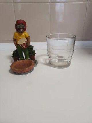 Figura músico Yembe con tambor y cenicero