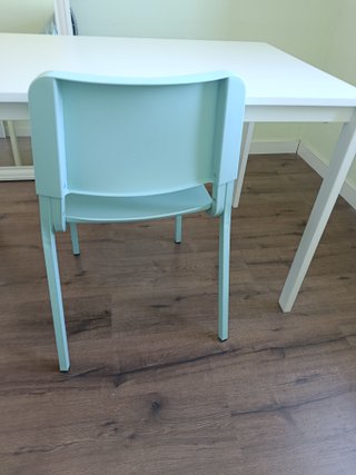 Mesa blanca y 4 sillas