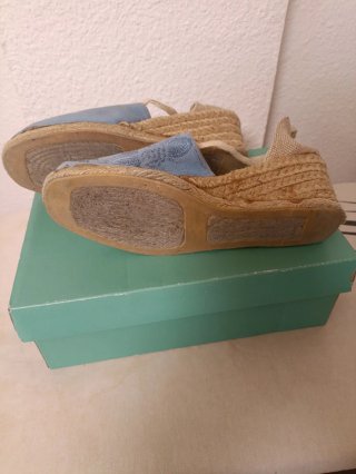Alpargatas cuña azul bordadas