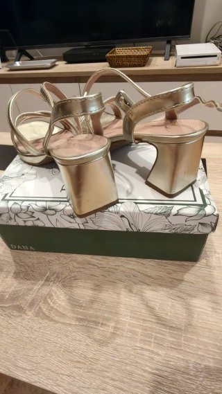 Sandalias doradas tacón bloque muy cómodo de 7cm.