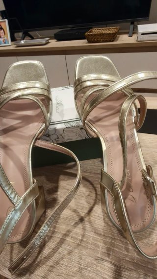 Sandalias doradas tacón bloque muy cómodo de 7cm.