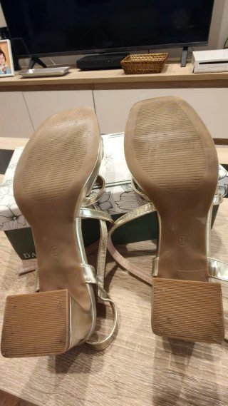 Sandalias doradas tacón bloque muy cómodo de 7cm.