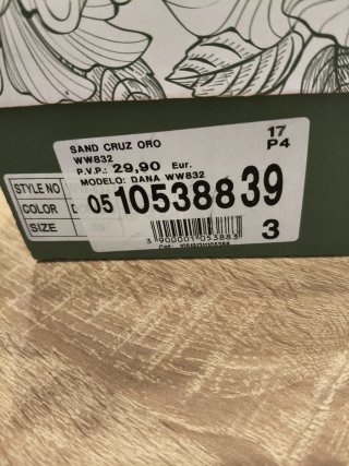 Sandalias doradas tacón bloque muy cómodo de 7cm.