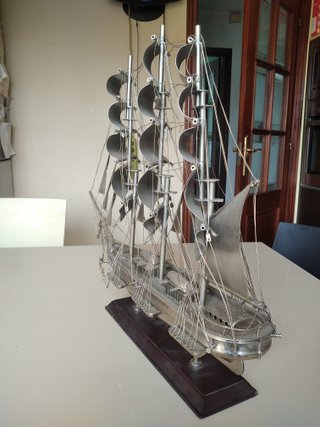 Maqueta velero metal.