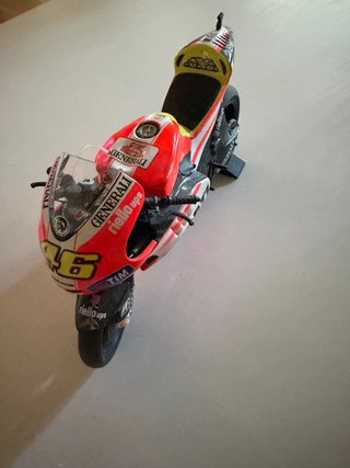 Ducati Desmosedici Rossi 2011 1:12