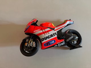 Ducati Desmosedici Rossi 2011 1:12