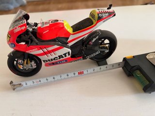 Ducati Desmosedici Rossi 2011 1:12