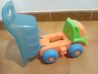 Camión con volquete de juguete